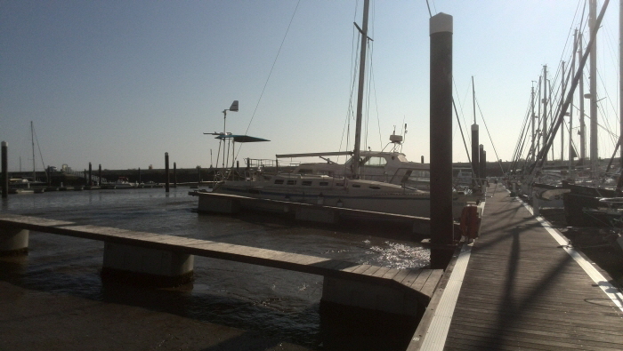 Spring niedrig Wasser in der Expo Marina! Nix ist mit Handbreit unterm Kiel, zumindestens an diesem Steg!